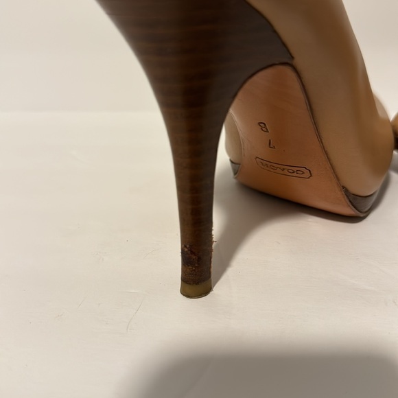 Coach Nude Leather Classic Pumps! - Picture 4 of 8